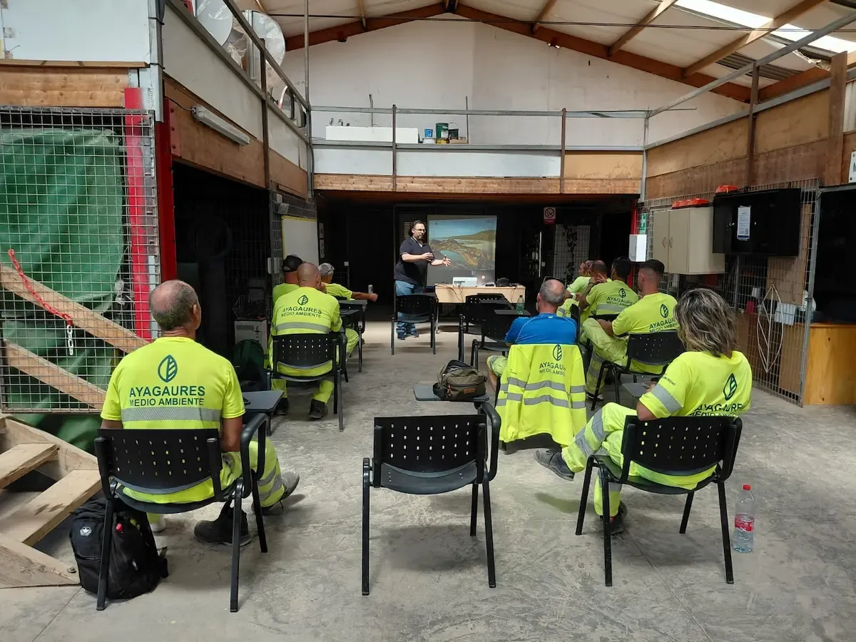 Portada de noticia: Ayagaures Medioambiente refuerza la formación en seguridad vial de su personal