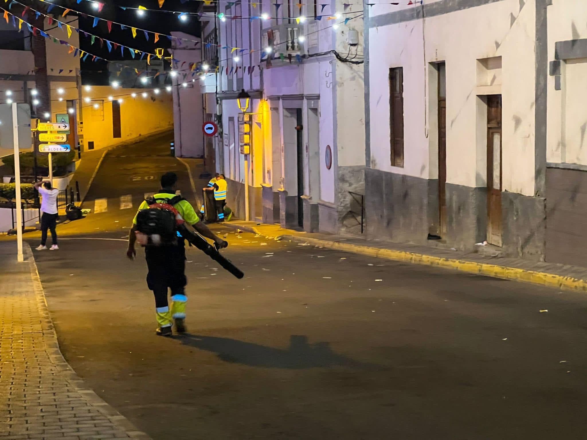 Portada de la noticia: Ayagaures recoge más de 36 toneladas de residuos durante La Rama de Agaete